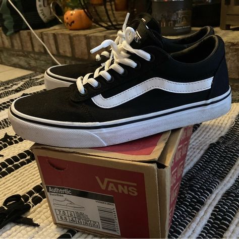 🔥 Vans ward shoes 🔥 Skater Vans, Skater Style, Vans Authentic, Vans Shoes, Vans Sneaker, Like New, Women Shoes, Sneakers, Jewelry Watches