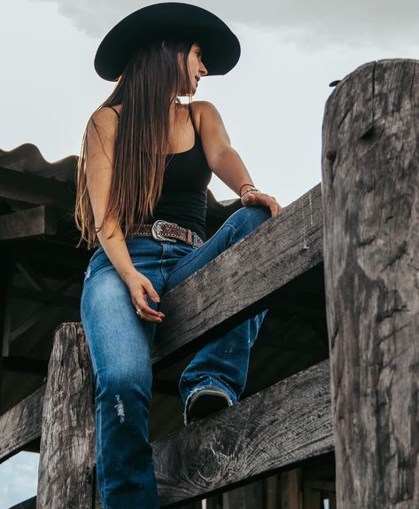 Cowgirl Senior Pictures, Western Portrait, Western Photoshoot Ideas, Western Photo Shoot, Western Shoot, Cowgirl Photography, Country Photoshoot, Western Photo Shoots, Horse Senior Pictures