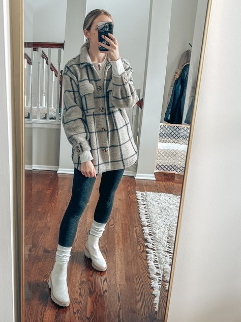 Lug Boot Outfit Fall, Lugs Boots Outfit, White Lug Boots Outfit Winter, Chelsea Rainboots Outfit, Cream Chelsea Boots Outfit Winter, How To Style Lug Sole Boots, Tan Lug Boots Outfit, White Lug Sole Boots Outfit, Outfit With Shacket