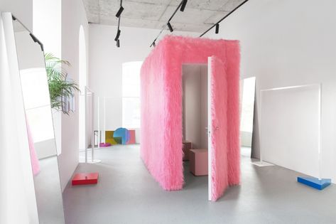 Fluffy Room, Style Californien, Magic Room, Fashion Showroom, Store Concept, Design Café, Pink Fur, Showroom Design, Interior Rugs