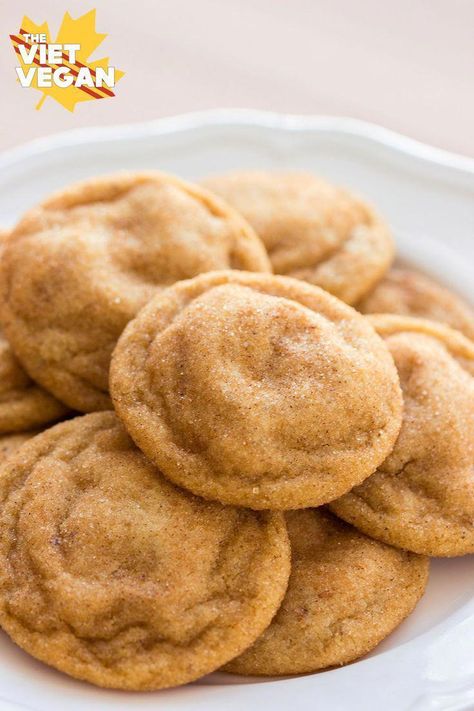 These are epic, chewy, vegan snickerdoodles. #vegan #snickerdoodle #cookies Healthy Vegan Dessert, Vegan Snickerdoodles, Patisserie Vegan, Smoothies Vegan, Cheesecake Vegan, Cake Vegan, Desserts Vegan, Vegan Christmas, Last Friday