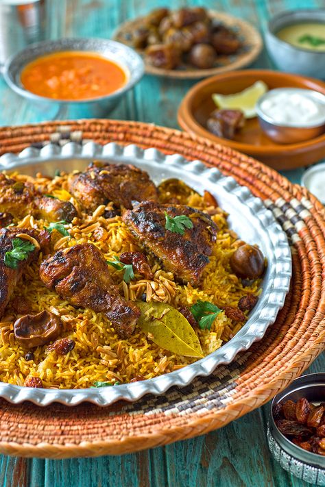 Yemeni Chicken Mandi, Jordan Rice Recipes, Omani Food Recipes, Yemeni Food Recipes, Yemenite Food, Arabic Dinner Recipes, Arab Dinner, Yemen Recipes, Smoked Rice