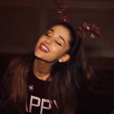 Ariana Grande | Santa Tell Me | Christmas | aesthetic icons Ariana Grande Santa Tell Me, Santa Tell Me, Ariana Grande Tumblr, Ariana Grande Dangerous Woman, Ariana Grande Outfits, Snap Friends, Ariana Grande Photos, Ariana G, Christmas Icons