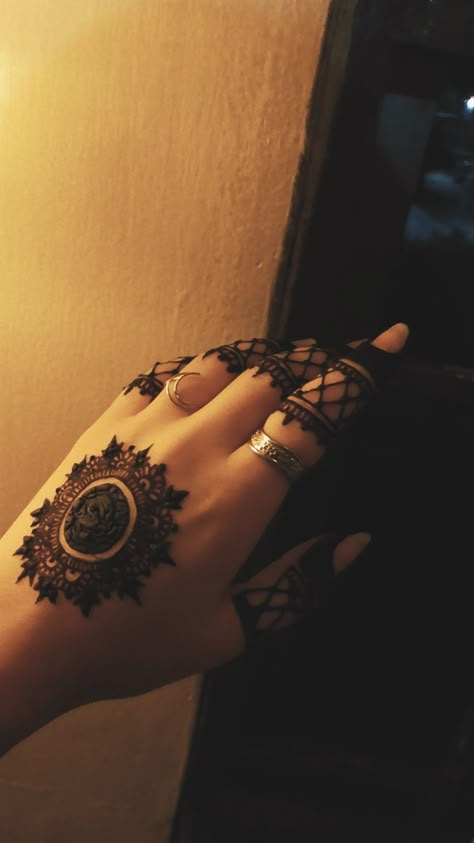 eid vibess✨✨✨ Beautiful Eid Mehndi Design, Mehndi Eid Designs, Mahindi Design Hands Simple, Bakra Eid Mehndi Design Aesthetic, Simple Pakistani Mehndi Designs, Mahendi Pics, Mehendi Snap, Eid Mehndi Designs Simple, Mehndi Simple Design