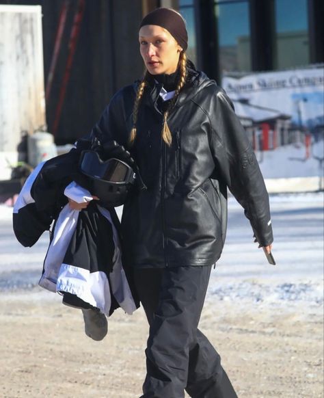 Bella Hadid Blonde Hair, Ski Style Women, Bella Hadid Blonde, Ski Fits, Gigi Bella, Isabella Hadid, Bella Hadid Outfits, Ski Outfit, Bella Hadid Style