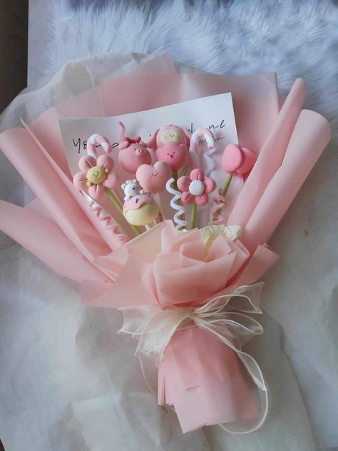 Clay Flower Bouquet, Clay Bouquet, Quick Diy Gifts, Diy Bouquet Wrap, Personalised Gifts Diy, Diy Gift Set, Tanah Liat, Clay Diy Projects, Clay Crafts Air Dry