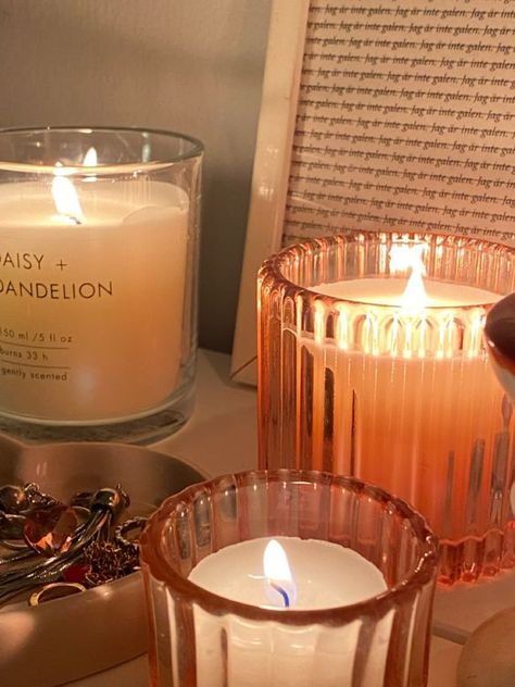 Cosy Candle Aesthetic, Room Candles Aesthetic, Light Pink Fall Aesthetic, Winter Candle Aesthetic, Fall Candles Aesthetic, Candle Light Aesthetic, Vela Aesthetic, Scented Candles Aesthetic, Sabrina Carpenter Aesthetic