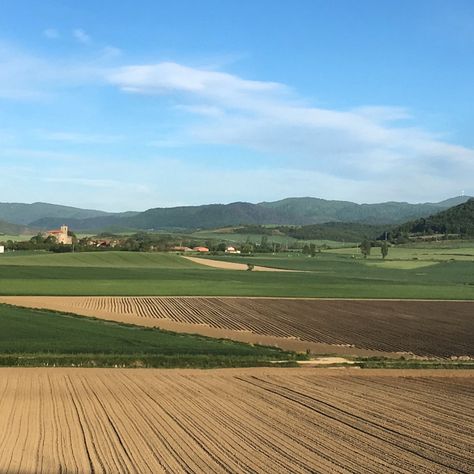 Tierras de cultivo... lienzos en blanco para las personas que cultivan la tierra.  ¡Egun on, buenos días desde Arkaia!  Turismo rural en Vitoria-Gasteiz Nekatur Nekazalturismoa-Landaturismoa Turismo Vitoria Álava Turismo Magnolia, Golf Courses, Collage, Pins, Vitoria