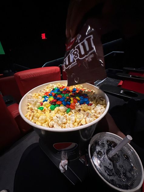 my boyfriend eats popcorn like this. orginal pin. #movienight #date #aesthetic #dateideas #popcorn #datenight Movie Popcorn Aesthetic, Movie Day Aesthetic, Movie Date With Boyfriend, Movie Date Aesthetic, Popcorn Aesthetic, Disney Popcorn, Soft Lifestyle, February Goals, Movie Night Food