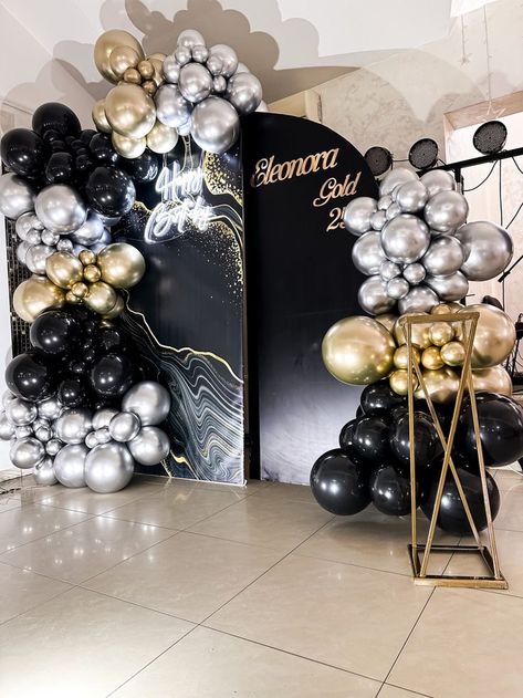 Black And Silver Backdrop, Metallic Party Decor, Silver Party Decorations, 17th Birthday Ideas, Birthday Room Decorations, 50th Birthday Decorations, Parties Ideas, Gold Party Decorations, 40th Birthday Decorations