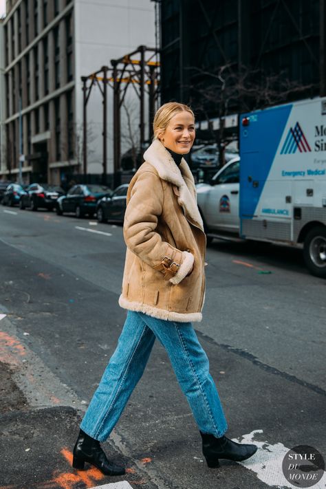 2020 Street Style, Carolyn Murphy, Outerwear Trends, New York Fashion Week Street Style, New York Fall, Jean Trends, Street Fashion Photography, Denim Trends, Street Style Chic