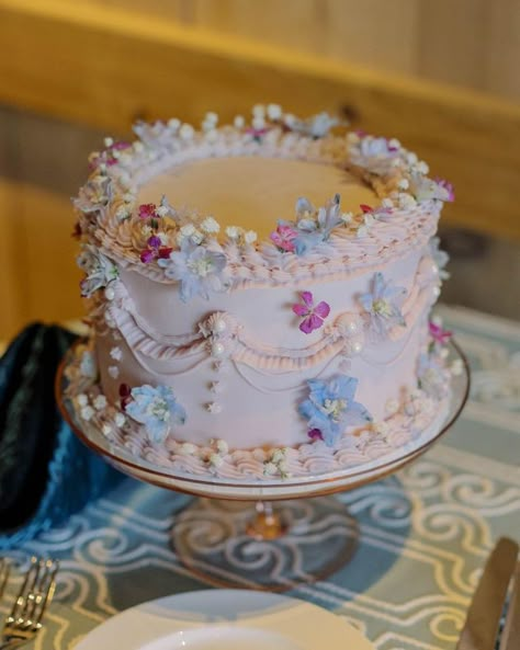 Lilac Bridal Shower Cake, Bridgerton Theme Birthday Cake, Bridgeton Cake Ideas, Purple Flowers Wedding Cake, Pastel Flower Wedding Cake, Tea Party Cakes Birthday, Bridgerton Cakes Ideas, Bridgerton Cake Design, Wedding Cake Bridgerton