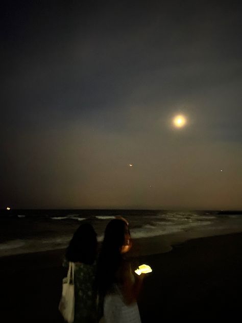 Summer Night Beach, Blurred Photos, Scenery Aesthetic, Beach Nights, Beach Photo Inspiration, Cute Beach Pictures, Fun Vibes, Beach Girl Aesthetic, Fun Pics