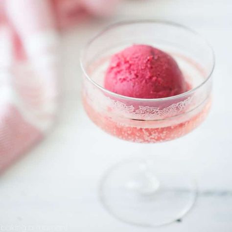 Sorbet Champagne, Sorbet Float, Champagne Float, Champagne Sorbet, Orange Sorbet, Raspberry Sorbet, Champagne Cocktail, Perfect Cocktails, Cocktail Glass