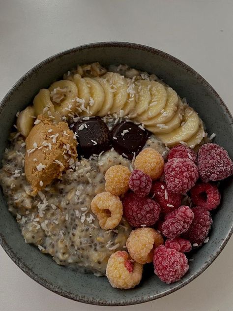 Breakfast Aesthetic Oatmeal, Oatmeal Bowls, Delicacy Food, Healthy Lifestyle Food, Morning Food, Instagram Food, Healthy Treats, Pretty Food, Aesthetic Food