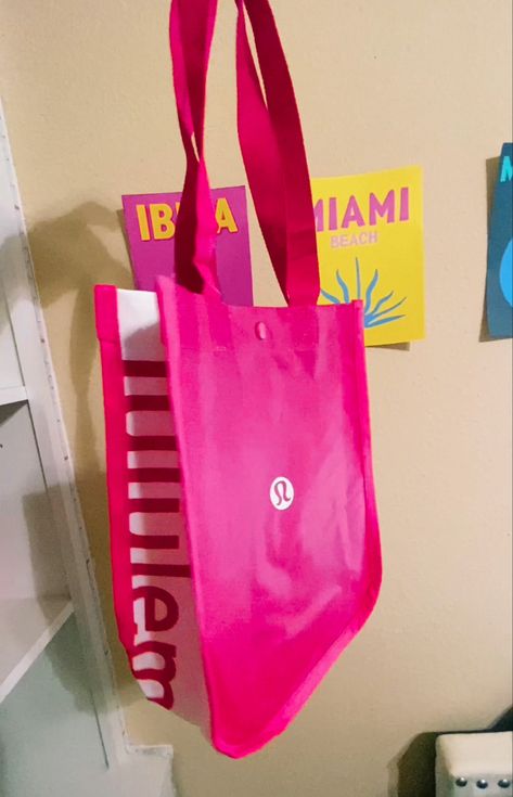 Shopping At Lululemon, Preppy Shopping Bags, Preppy Lunchboxes, Pink Lululemon Bag, Lululemon Preppy Aesthetic, Lululemon Shopping Bag, Preppy Lululemon Store, Lululemon Bag Reusable, Lululemon Aesthetic