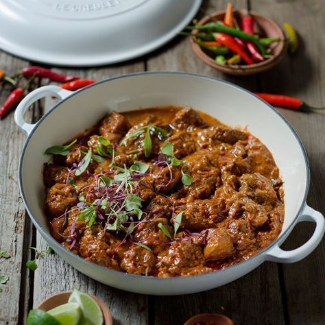 Fiery Lamb Curry - Le Creuset Recipes Creuset Recipes, Lamb Curry Recipes, Le Crueset, Le Creuset Recipes, Chicken Vindaloo, Mutton Recipes, Lamb Curry, Lamb Dishes, South African Recipes