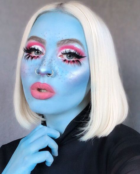 I’ve been feeling pretty blue lately, so I decided to re-create my favorite look from @itslikelymakeup 💙… Alien Makeup, Alien Halloween, Drag Make-up, Face Art Makeup, Drag Makeup, Halloween Makeup Inspiration, Trash Polka, Feeling Pretty, Halloween Costumes Makeup