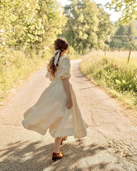 1800s Aesthetic, Carmen Dress, Debut Photoshoot, French Summer, The Tongue, Ray Bradbury, Dress Aesthetic, Lovely Clothes, Historical Fashion