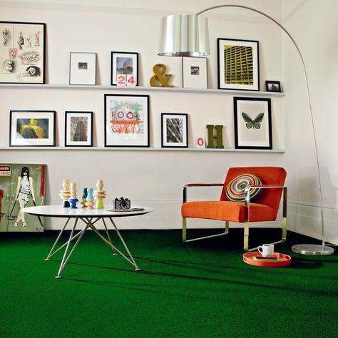 Green carpet! :) Floor Living, Red Furniture, Red Floor, Retro Living Rooms, Living Room Red, Trendy Living Rooms, Brown Living Room, Green Carpet, Blue Living Room