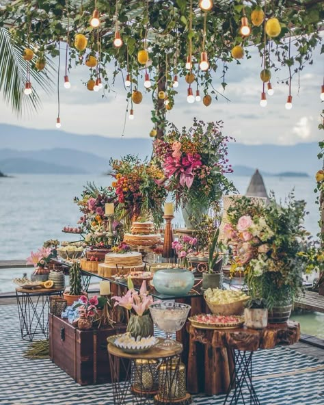 Bohemian Wedding Flowers, Deco Champetre, Bohemian Flowers, Breathtaking Wedding, Hanging Garden, Garden Theme, Wedding Cake Designs, Wedding Deco, Bohemian Wedding