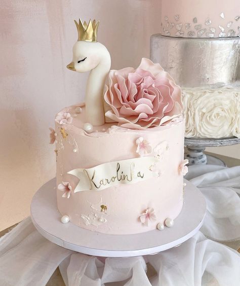 Swan Cakes Birthday, Tort Baby Shower Girl, Swan First Birthday Party, Swan Birthday Party Ideas, Swan Baby Shower Ideas, Swan Birthday Cake, Swan Cakes, Swan First Birthday, Swan Princess Birthday