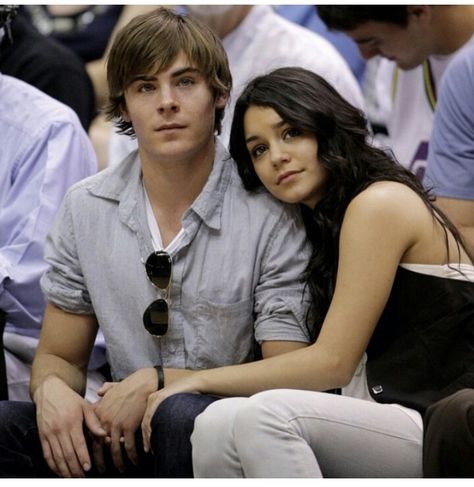 Zac and Vanessa at a game Zac Efron Vanessa Hudgens, Zac Efron Movies, Estilo Vanessa Hudgens, Zac And Vanessa, Troy And Gabriella, Zac Efron And Vanessa, High School Musical 3, Troy Bolton, Senior Dating