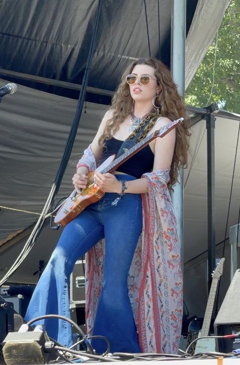 Greta Van Fleet Outfit, Hannah Wicklund, Folk Musician, Greta Van Fleet, Female Musicians, Music Fest, Photo Organization, Oldies But Goodies, Bell Bottom Jeans