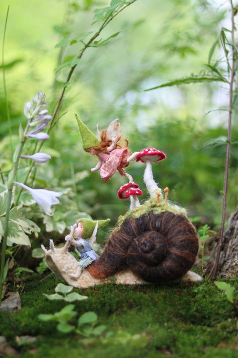 Modern Folk Embroidery, Felt Mushroom, Modern Folk, Needle Felting Diy, Felt Fairy, Fairy Figurines, Embroidery Tutorial, Needle Felting Projects, Felting Tutorials