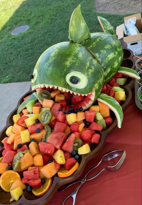 Watermelon Display Ideas, Watermelon Carving Ideas, Fish Watermelon, Watermelon Fish, Big Watermelon, Hawaiian Birthday Cakes, Watermelon Fruit Bowls, Watermelon Shark, Watermelon Basket