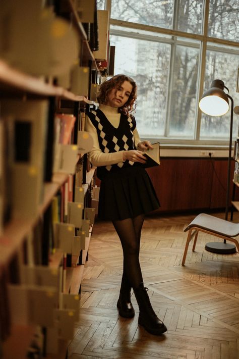 Library Look Outfit, Library Poses Photo Shoot, Bookshelves Photoshoot, Book Photoshoot Ideas Creative, Bookstore Photoshoot Senior Pictures, Aesthetic Library Photoshoot, Grad Photos With Books, Photoshoot In A Library, Vintage Bookstore Photoshoot