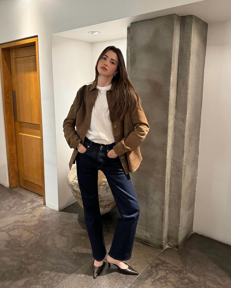 Anna Porte | Finally feels like fall | Instagram Denim Jeans Outfit Casual, Brown Suede Jacket Outfit, White Denim Jeans Outfit, Shirt Jacket Outfit, White Tshirt Outfit, Suede Jacket Outfit, Fall Instagram, Feels Like Fall, Trendy Fall Fashion