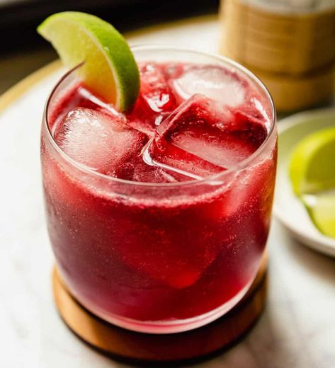 Delicious Cherry Margarita Recipe (How to Make the Best!) Homemade Cherry Juice, Lemon Margarita Recipe, Cherry Margarita, Lemon Margarita, Bartender Drinks Recipes, Holiday Punch Recipe, Tart Cherry Juice, Cherry Cocktail, Cherry Liqueur