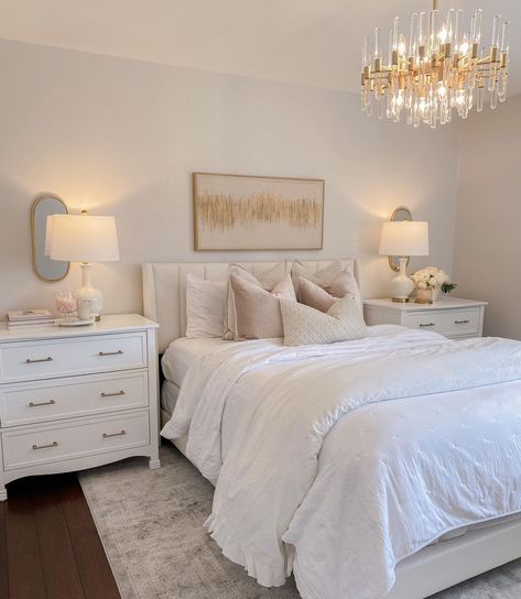 Guest Bedroom Gold Accents, Cream White Gold Bedroom, Ivory Walls Bedroom, Champagne And White Bedroom, Rooms With Gold Accents, Gold And Neutral Bedroom, White And Gold Aesthetic Bedroom, Blush Pink Guest Bedroom, Ivory And Gold Bedroom