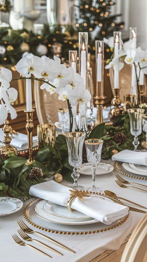 Luxurious Table Setting, Table Setting Christmas Holiday, Silver And Gold Christmas Party, Luxury Christmas Aesthetic, Christmas Table Settings Elegant, Luxury Dinner Party, Christmas Table Set Up, Christmas Table Settings Ideas, Gold Christmas Table