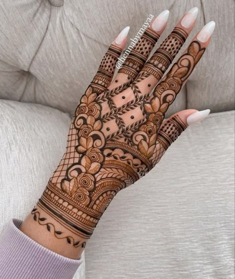 Front Hand Mehandi Desgine Stylish, Nikkah Henna, Short Mehndi Design, Hand Mehndi Designs, Back Hand Mehndi, Front Mehndi Design, Simple Mehendi Designs, Heena Design, Tato Henna