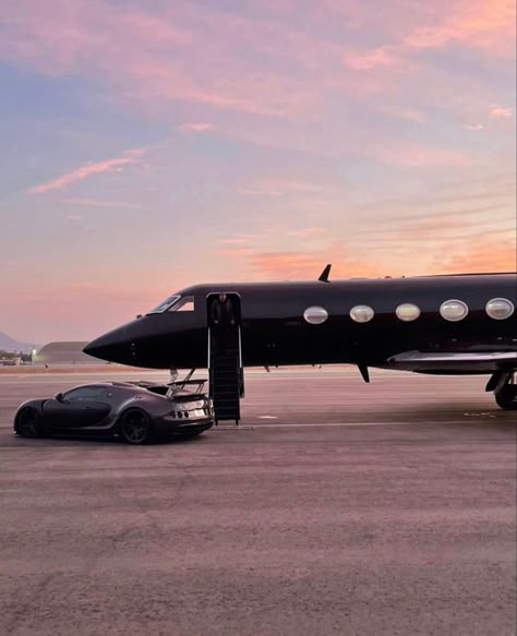 Private Planes, Jet Privé, Plane Flight, Luxury Lifestyle Couple, Luxury Private Jets, Private Aircraft, Dubai Aesthetic, Dream Life House, Private Plane