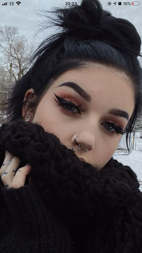 Edgy Work Makeup, Fall Goth Makeup, Metalcore Makeup, Chill Goth Outfits, Gothic Prom Makeup, Grunge Goth Makeup, Edgy Makeup Looks Grunge, Summer Punk Outfits, Hot Goth Makeup