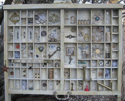 Casier d'imprimeur avec des objets via Flickr Letterpress Tray, Printer Drawer, Letterpress Drawer, Box Assemblage, Printers Drawer, Printers Tray, Shadow Box Art, Diy Upcycling, Tray Display