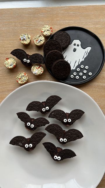 Bridget Lucille on Instagram: "Oreo Bat Cookies 🦇✨

Recipe:
- mini @reeses 
- @oreo 
- melted chocolate 
- candy eyes 

Melt the chocolate. Unwrap Reese’s and split Oreo in half, remove the icing. Break each oreo cookie and dip the corners in chocolate and set on Reese’s. Dip eyes in chocolate and place on top. Enjoy! 

#halloweentreats #halloweensweets #halloweencookies #oreocookies #easydiy #spookyseason #spookytreats #halloweenfood" Bat Cookies, Oreo Ideas, Bats Cookies, Halloween Oreos, Candy Eyes, Happy Haunting, Fun Halloween Food, Halloween Sweets, Spooky Treats