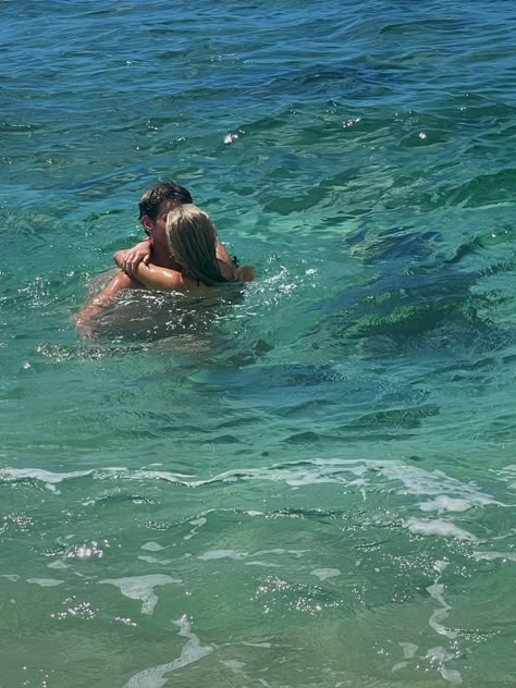 Couple Swimming, Island Couple, Couples Summer, Sunset Outfit, Outfit Inspo Beach, Vacation Friends, Aesthetic Beachy, Couple Summer, Couples Holiday