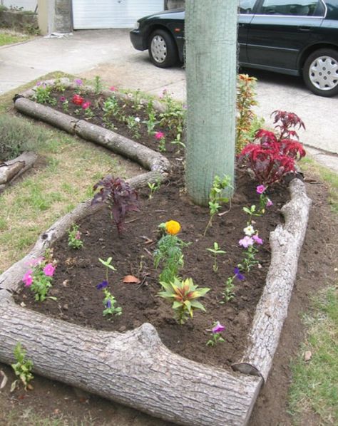 Repurposed Tree Trunk Garden Fence Garden Edging Ideas Cheap, Flower Bed Borders, Vegetable Garden Beds, Flower Bed Edging, Landscaping Around Trees, Diy Garden Bed, Diy Lawn, Garden Ideas Cheap, Edging Ideas