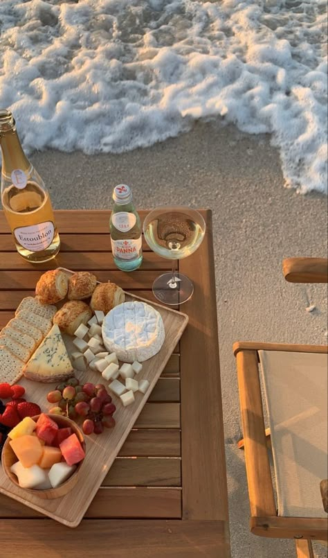 Fruit Beach Aesthetic, Dream Dates, Picnic Inspiration, Picnic Date, Picnic Food, Summer Goals, Summer Dream, Beach Picnic, Summer Photos