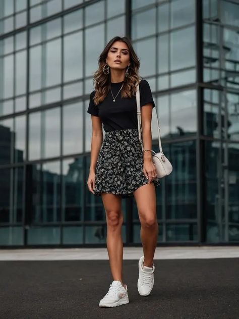 Short Black And White Skirt Outfit, Urban Summer Outfits Women, Cute Club Outfits With Sneakers, Casual Summer Outfits Skirt, Cute Outfits With Short Skirts, Summer Black And White Outfits, Styling A Tennis Dress, Spring Outfits Floral, How To Style A Short Skirt