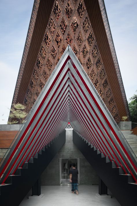 The main characteristics of this mosque are outlined in the design of its dominant ‘nusantara’ elements (a distinctive character of Indonesian architecture). Without highlighting the dome or box geometry like the majority of mosques today, this mosque design comes in a composition that is very familiar with Indonesian archipelago architecture, the towering roof design. In addition, the facade elements with Islamic ornaments further strengthen the character of the modern mosque design, an ornamen Nusantara Architecture, Neo Vernacular Architecture, Archipelago Architecture, Modern Mosque Design, Indonesian Architecture, Facade Elements, Modern Mosque, Factory Facade, Mosque Design