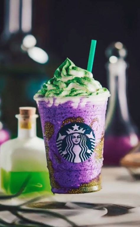 Starbucks Halloween Drinks, Cold Coffee Drinks Recipes, Witchs Brew, Halloween Themed Drinks, Holiday Starbucks, Starbucks Fall Drinks, Starbucks Holiday Drinks, New Drink, Secret Starbucks Drinks