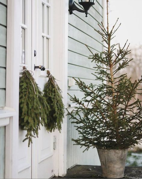 Christmas Tree Outside, Scandinavian Christmas Trees, My Scandinavian Home, Scandinavian Christmas Decorations, Winter Porch, Scandi Christmas, Swedish Christmas, Christmas Front Porch, Natural Christmas