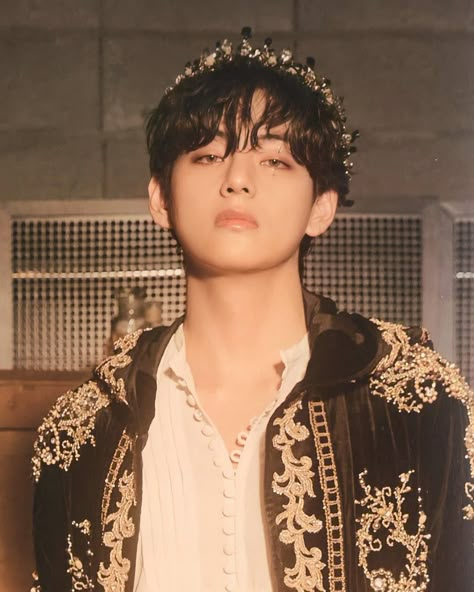 Taehyung Dionysus, Season Greetings 2022, Taehyung Gucci, V Bta, Chinese Aesthetic, Best Character Names, Grunge Boy, Season Greetings, Bts V Pictures