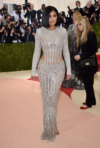 'Manus x Machina: Fashion In An Age Of Technology' Costume Institute Gala - Arrivals Kylie Jenner Met Gala, Moda Kylie Jenner, 2016 Dress, Looks Kylie Jenner, Met Gala Outfits, Met Gala Dresses, Kylie Jenner Look, Balmain Dress, Gala Fashion