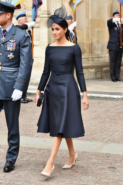 #MeghanMarkle, #Duchess of Sussex attends as members of the Royal Family in a little #black #dress with sleeves attended events to mark the centenary of the RAF on July 10, 2018 in London, England. #formaldress #partydress Meghan Markle Dress, Estilo Meghan Markle, Sukienki Maksi, Princ Harry, Prins Harry, Prinz Harry, Meghan Markle Style, Dior Dress, Estilo Real